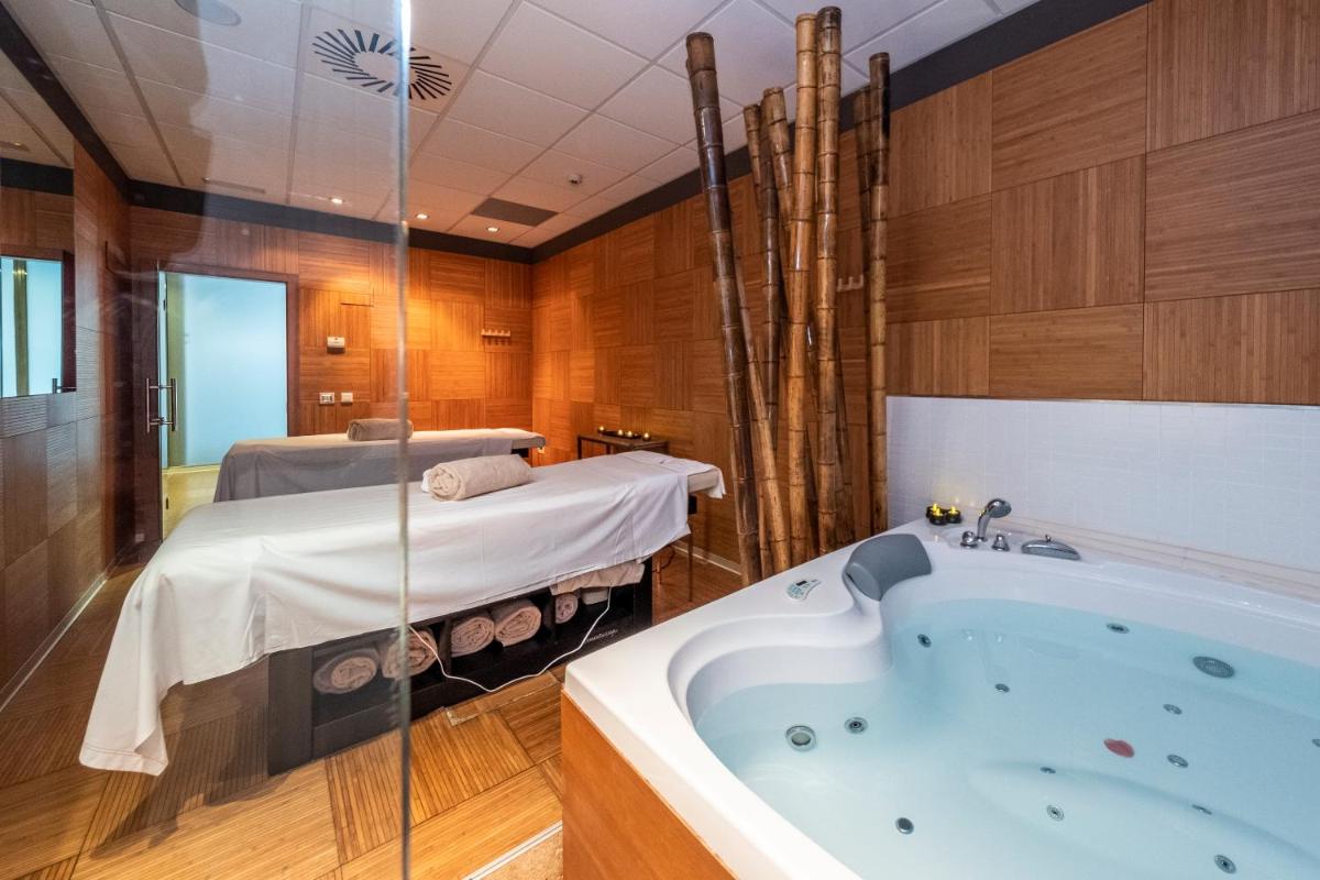 Cama o camas de una habitación en ARTIEM Asturias