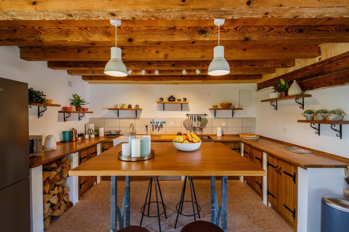 Beautiful cottage with heated pool for 22 ppl - Housity