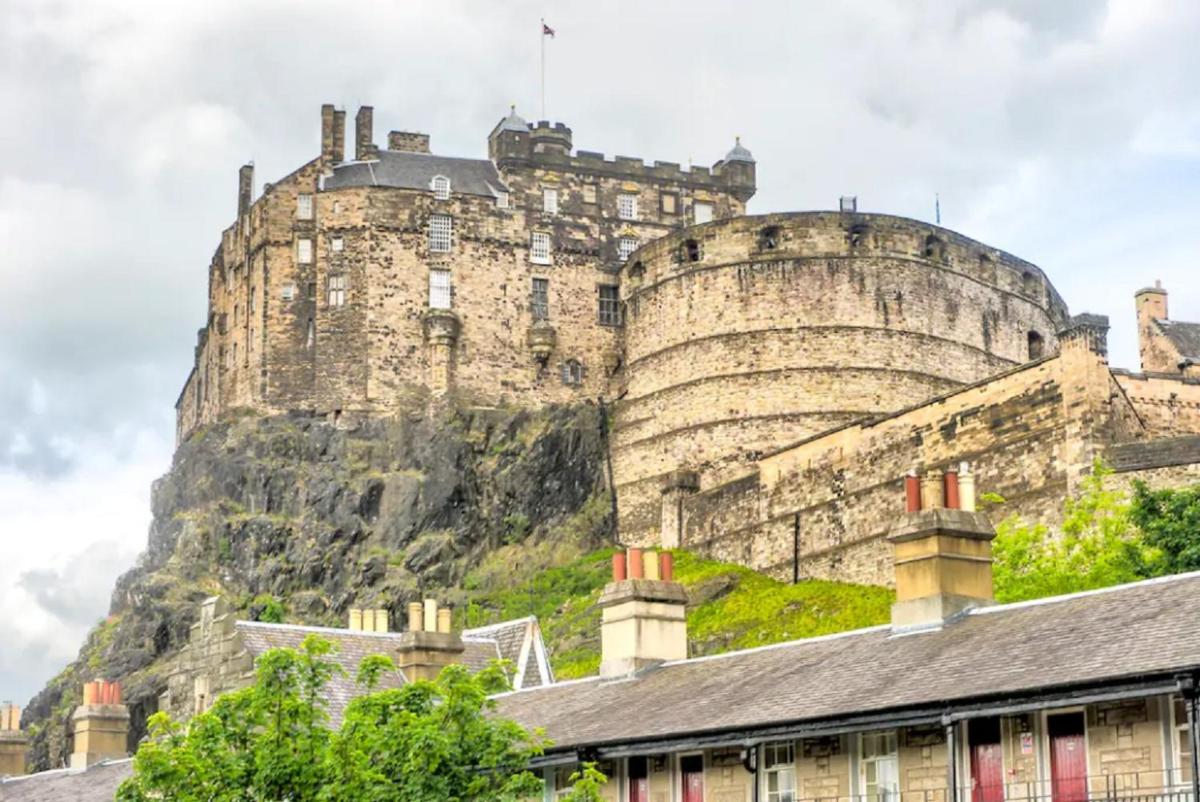 Charming 1 Bed Apartment with Castle View - Housity