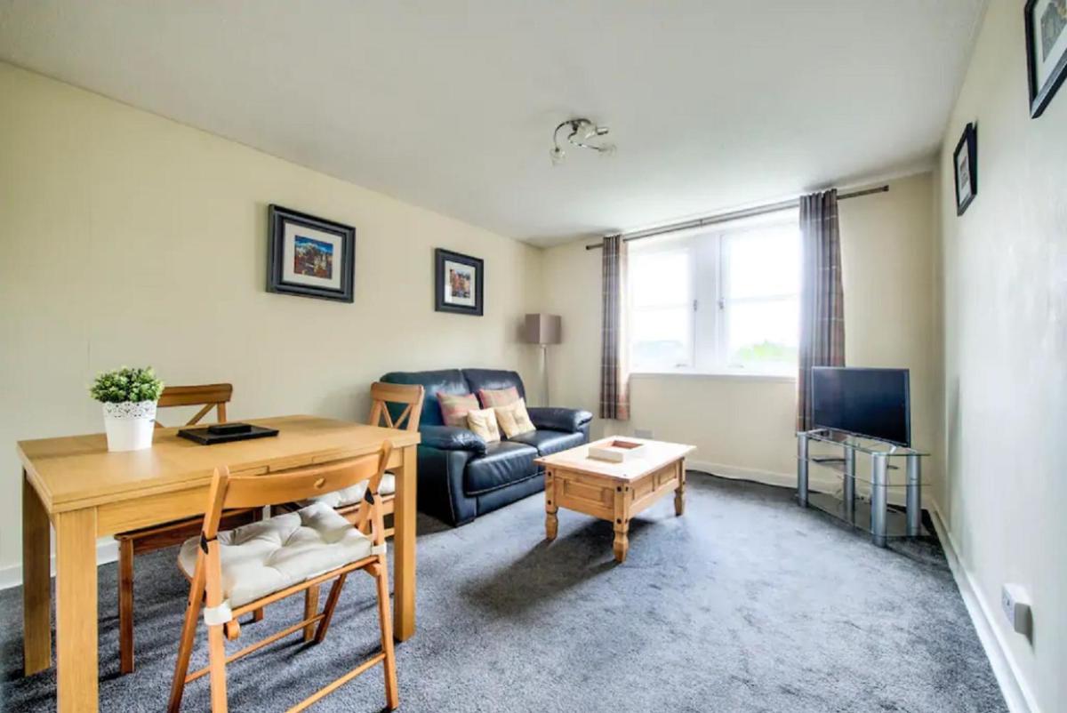 Charming 1 Bed Apartment with Castle View - Housity