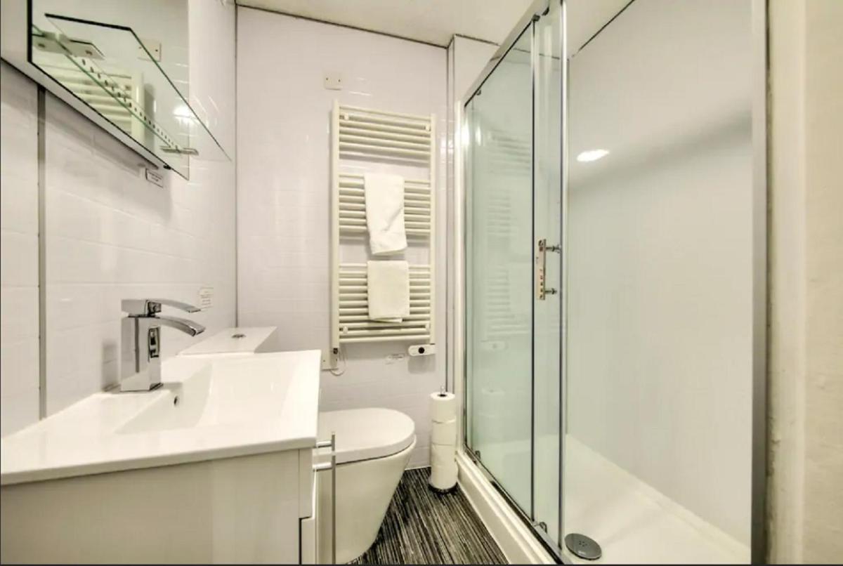 Charming 1 Bed Apartment with Castle View - Housity