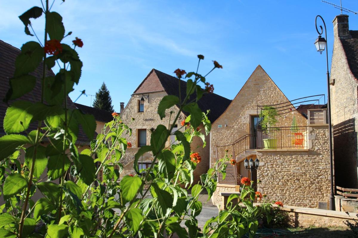 Jardin de l'établissement Logis Hotel Archambeau
