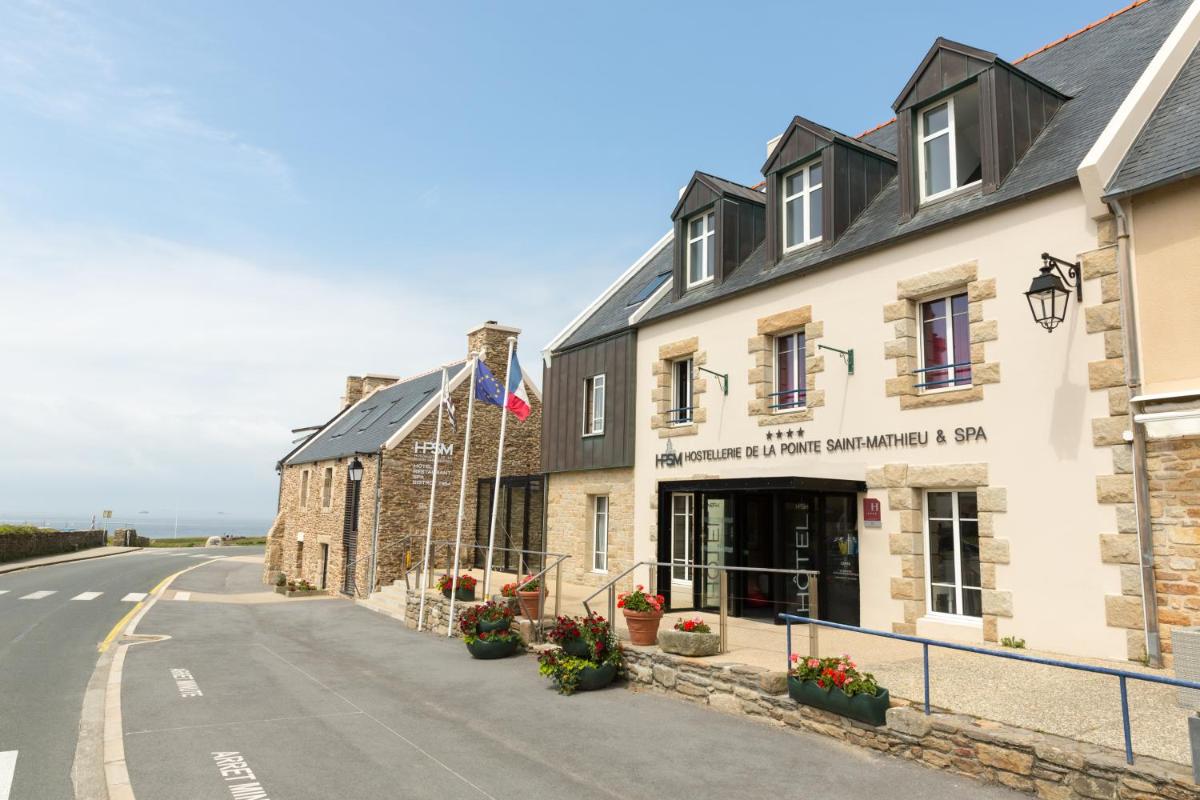 un bâtiment en bordure de route dans l'établissement Hostellerie de la Pointe Saint-Mathieu - SPA & Restaurant, à Plougonvelin