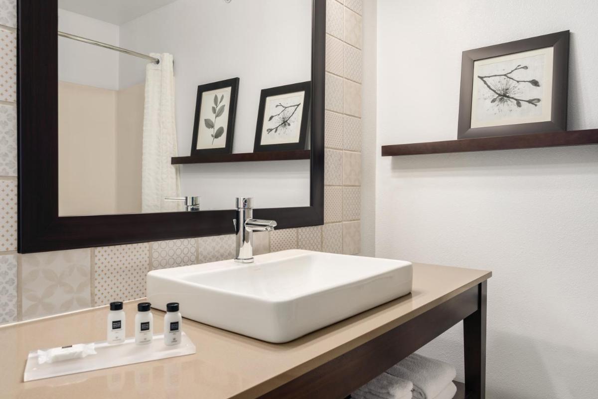 Country Inn & Suites by Radisson, Big Flats (Elmira), NY - Housity