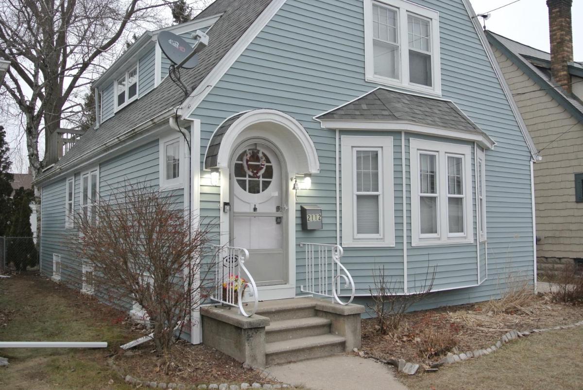 Cape Cod Vacation House In Two Rivers, Near Lake Michigan - Housity
