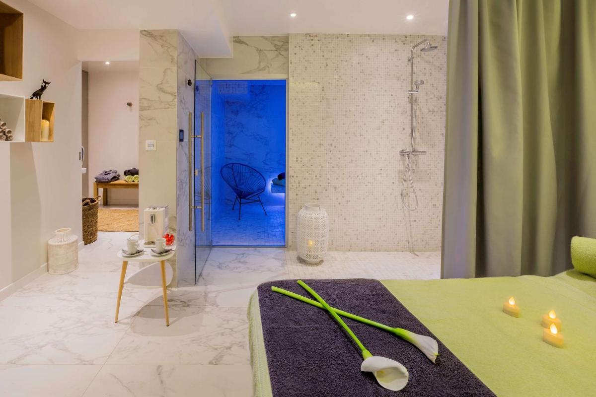 une chambre avec un lit et une douche bleue dans l'établissement Best Western Plus Hotel Du Parc Chantilly, à Chantilly