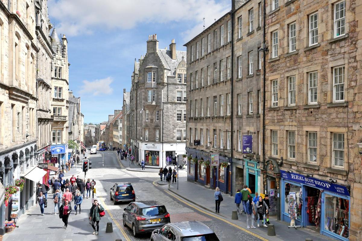 Worlds End - Historic 2 bed on the Royal Mile, sleeps 4 - Housity