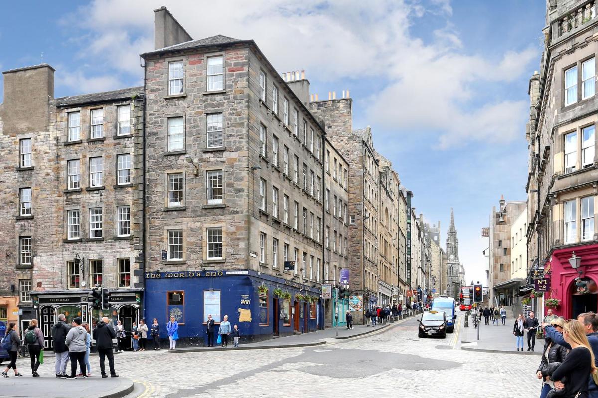 Worlds End - Historic 2 bed on the Royal Mile, sleeps 4 - Housity