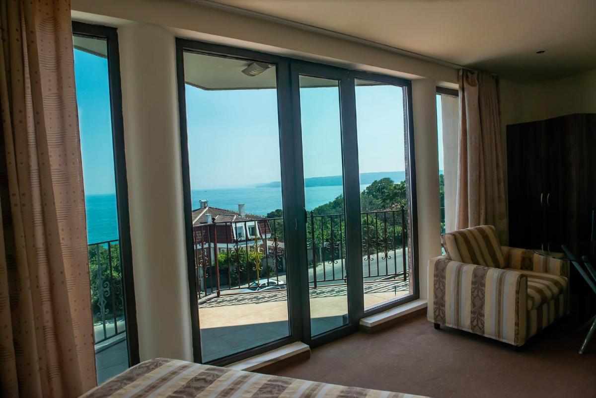 Ellinis Hotel - Sea View and Free Parking - Hizvo