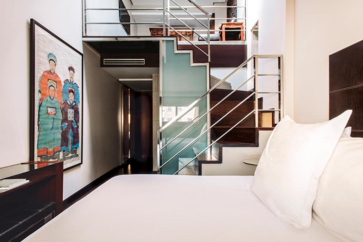 Un dormitorio con una cama y una escalera. en Hotel Urban, a Small Luxury Hotel of the World, en Madrid