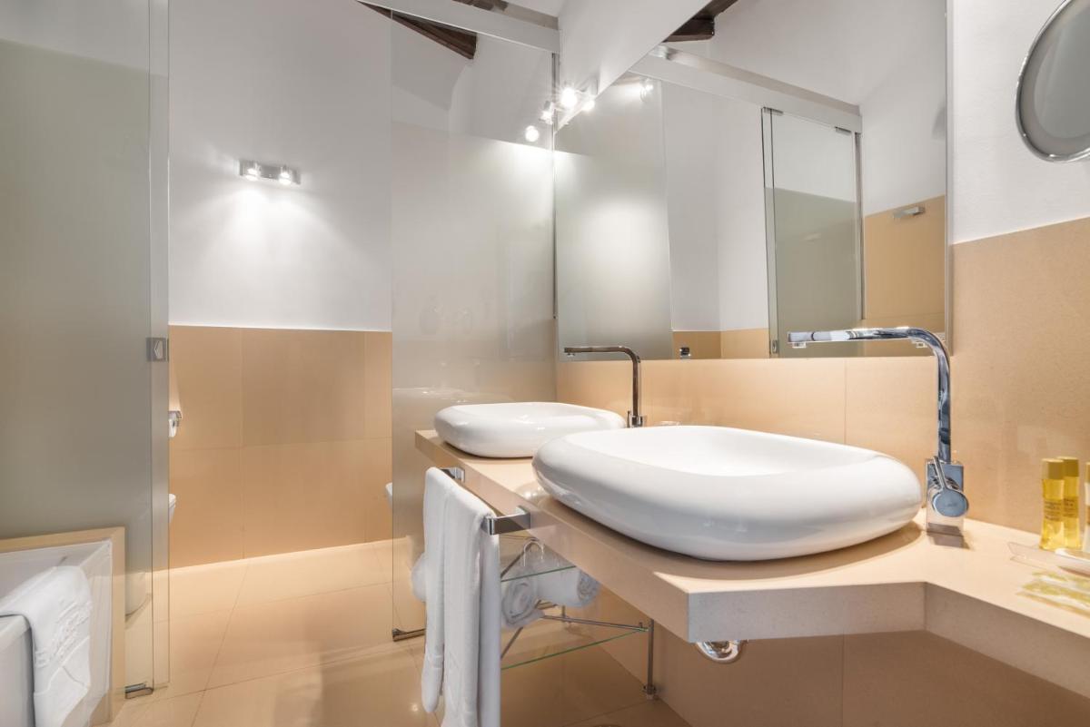 Un baño de Áurea Palacio de Sober by Eurostars Hotel Company