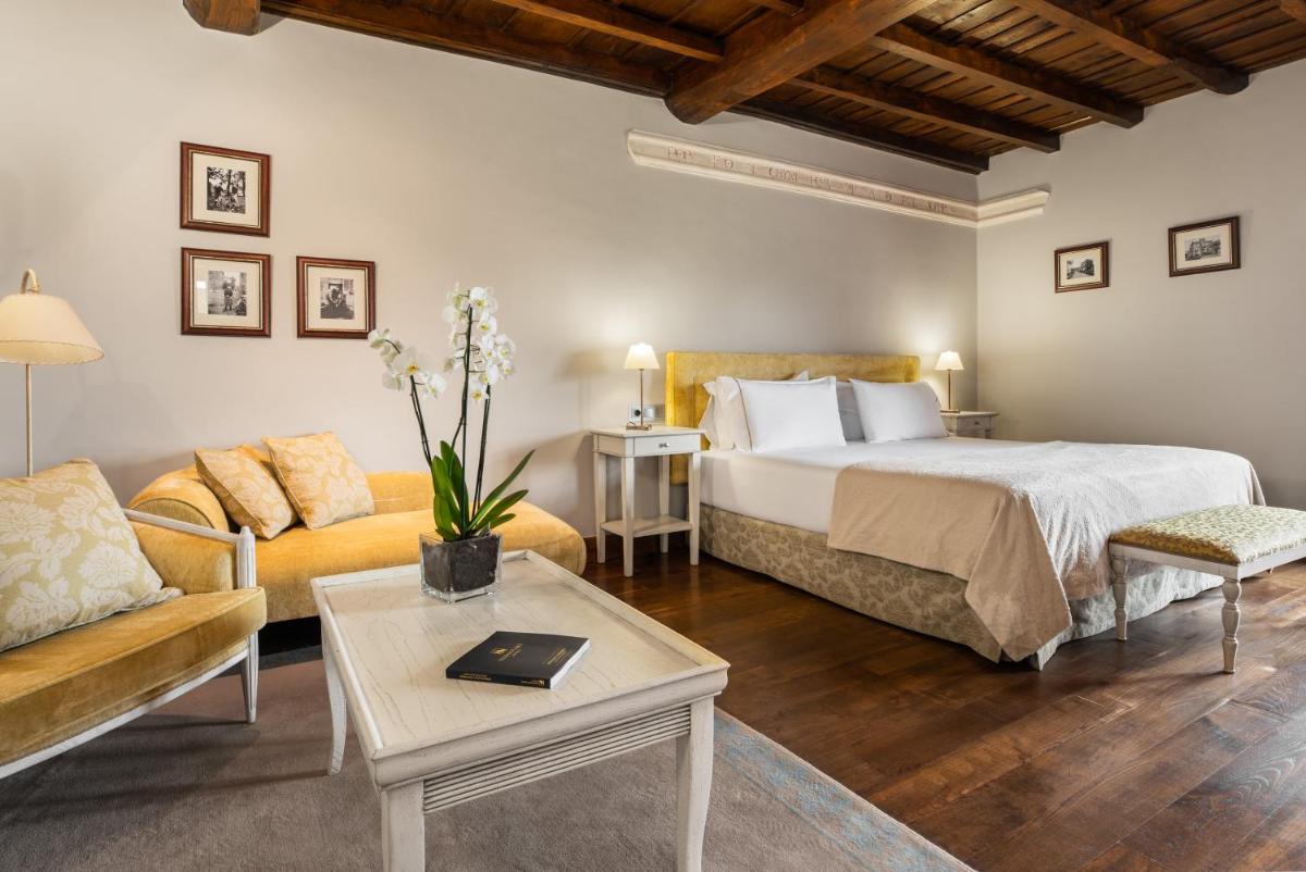 una habitación de hotel con una cama y un sofá en Áurea Palacio de Sober by Eurostars Hotel Company, en Sober