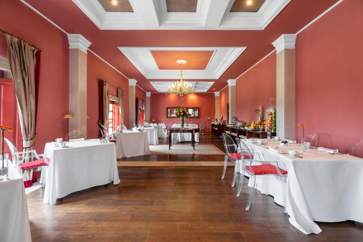 Un restaurante o sitio para comer en Áurea Palacio de Sober by Eurostars Hotel Company