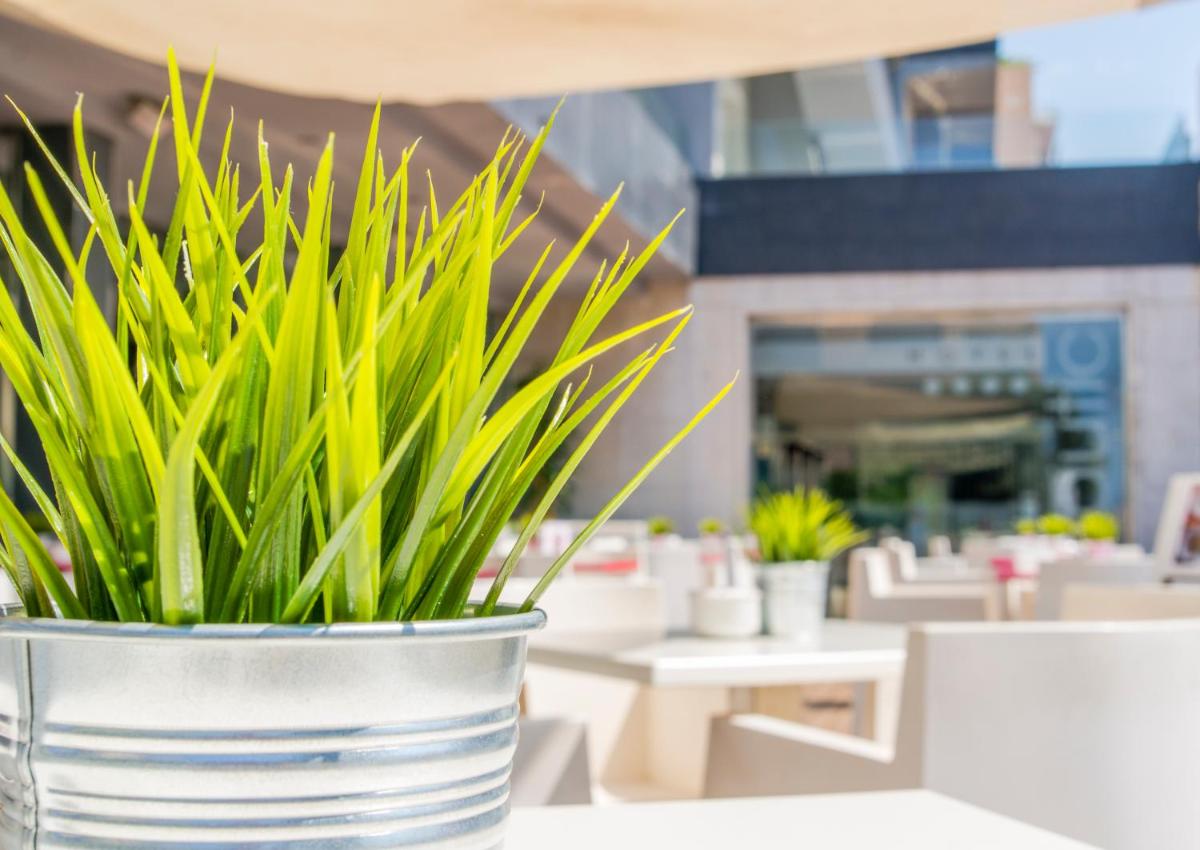 Un restaurante o sitio para comer en Nautic Hotel & Spa
