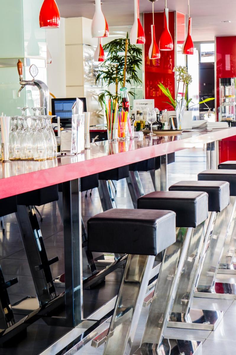 Un restaurante o sitio para comer en Nautic Hotel & Spa