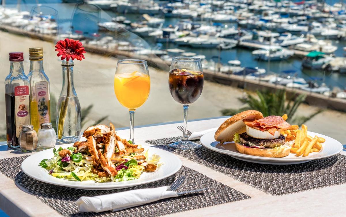 Comida en o cerca de este hotel