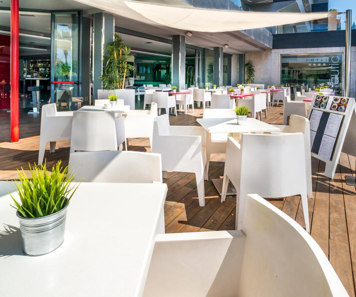 Un restaurante o sitio para comer en Nautic Hotel & Spa