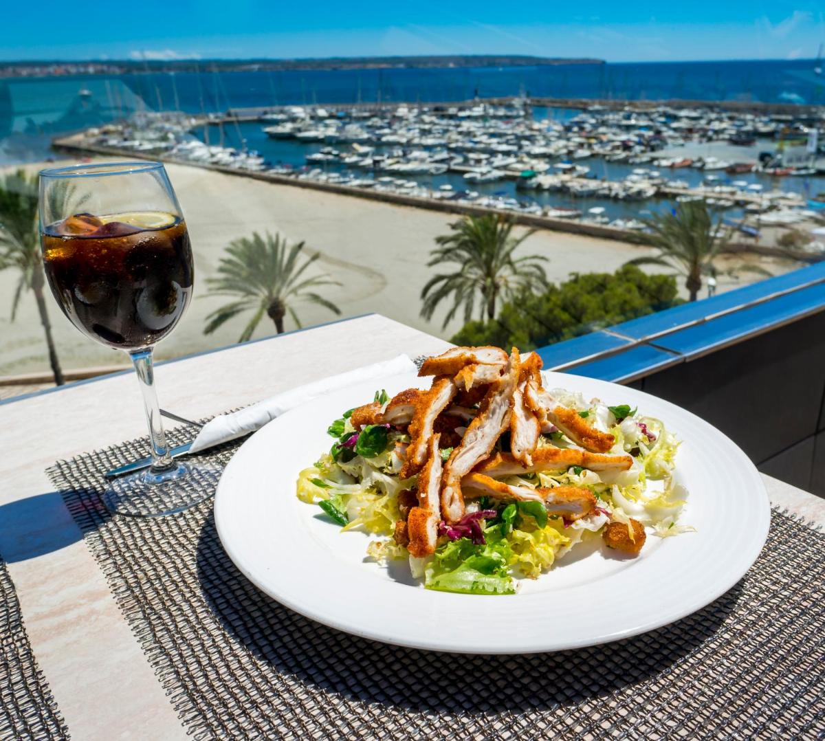 Comida en o cerca de este hotel