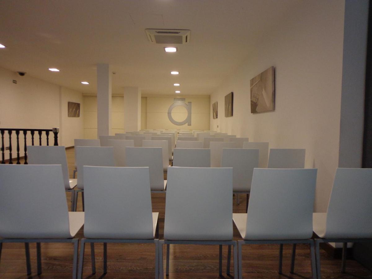 Zona business o sala de conferencias en Nautic Hotel & Spa