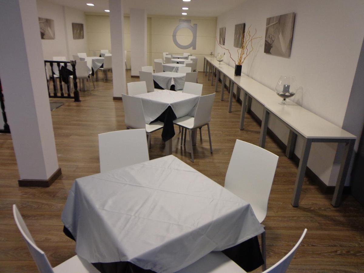 Un restaurante o sitio para comer en Nautic Hotel & Spa