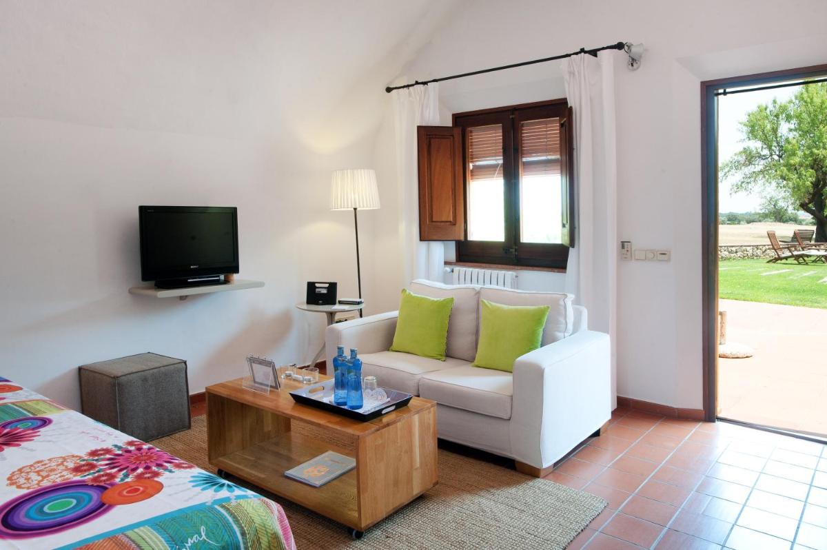 Una televisión o centro de entretenimiento en Mas Falgarona Hotel Boutique & SPA