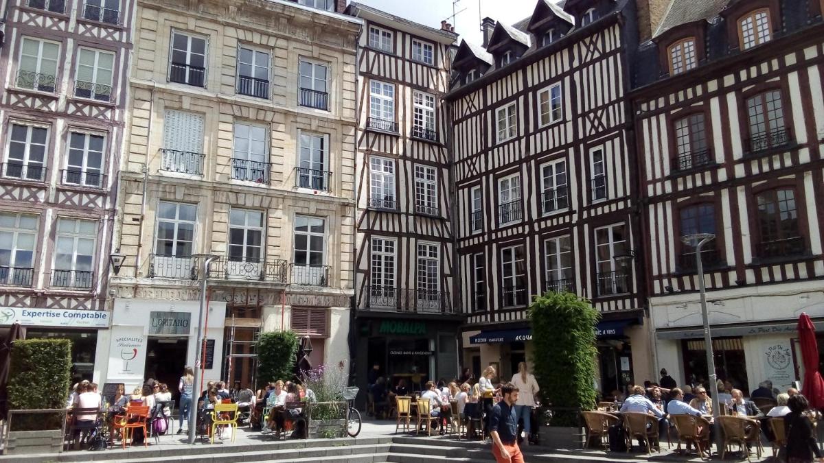 Quiet and Spacious 80m2 Flat Near Historic Center and Quays - Housity