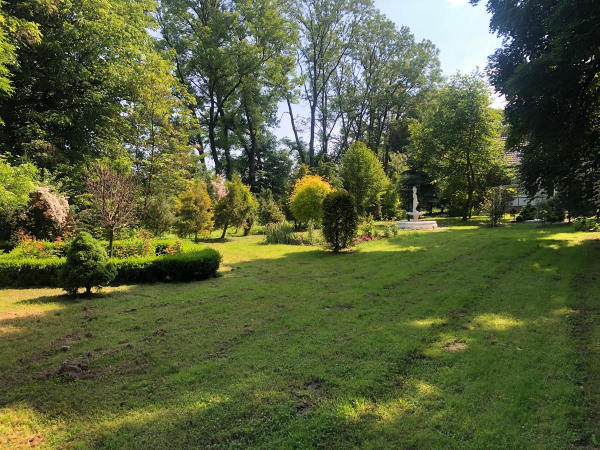 Dworek Wronowice - Housity