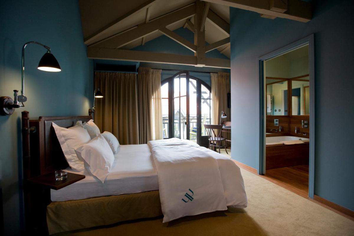 une chambre avec un lit king size et une salle de bains dans l'établissement Hôtel Ville d'Hiver, à Arcachon