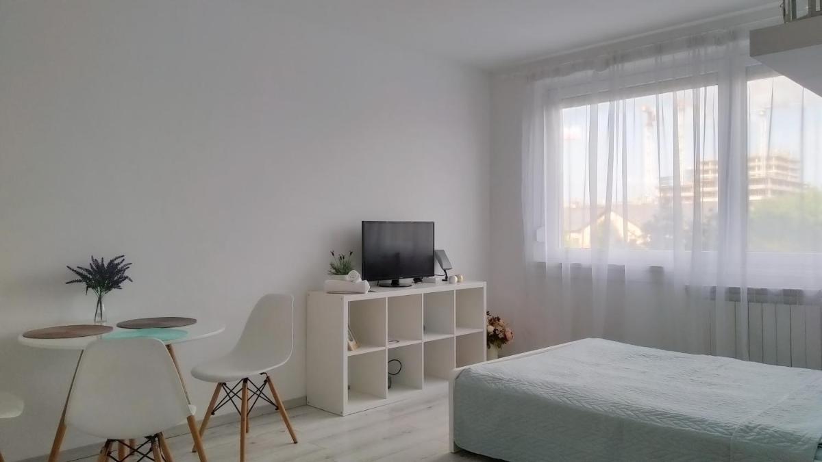 White Almond Apartment - Housity