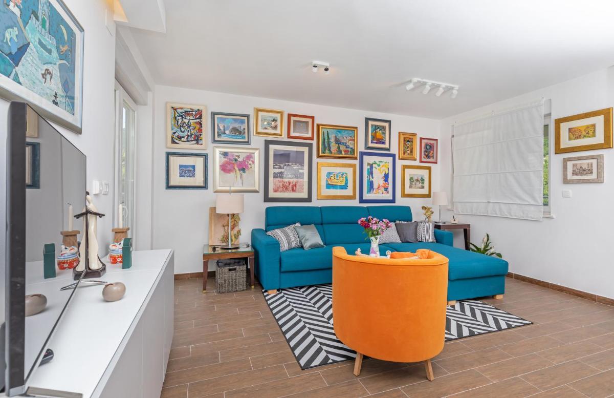 RozART - river marina apartment with free parking - Housity