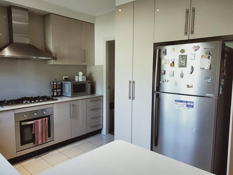 Stylish Private Bathroom-Luxurious modern big home - Housity