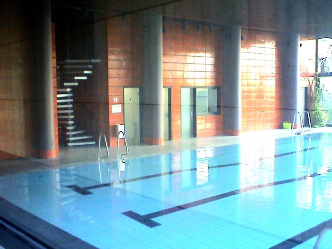 Guestroom with wide view and pool near city side, 2nd guest with extra bed possible - Housity