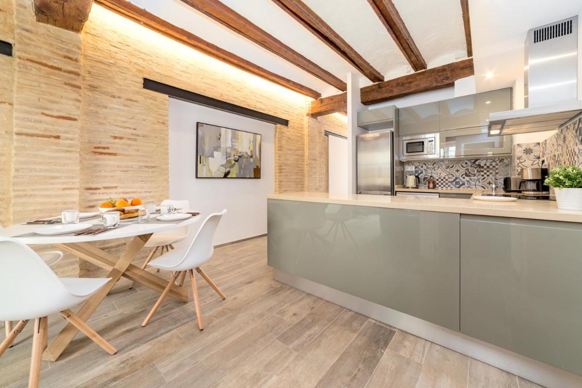 Suitetrails - FLORIT FLATS - CATHEDRAL LUXURY TERRACE FLAT 2BR 2BA AC Wifi