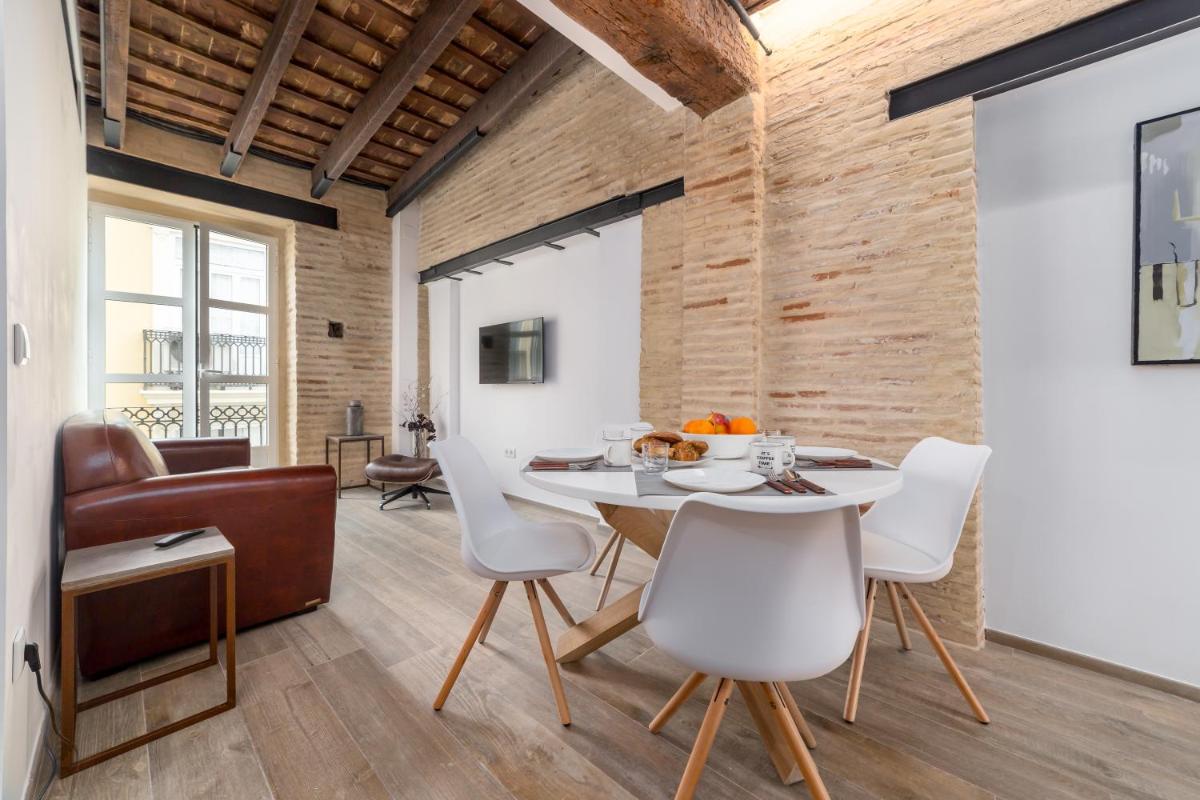 FLORIT FLATS - CATHEDRAL LUXURY TERRACE FLAT 2BR 2BA AC Wifi - Housity