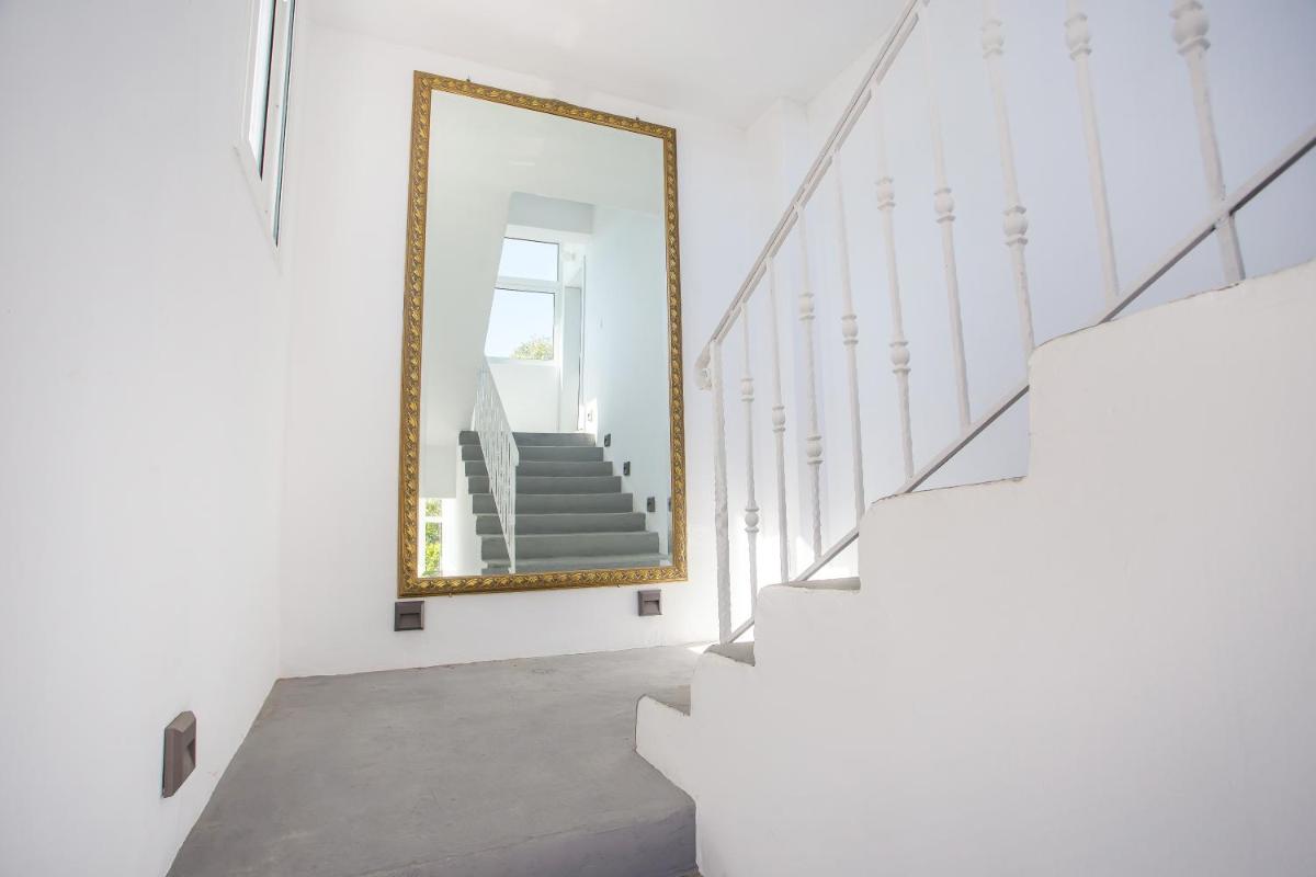 Ammos Luxury Suites - Housity