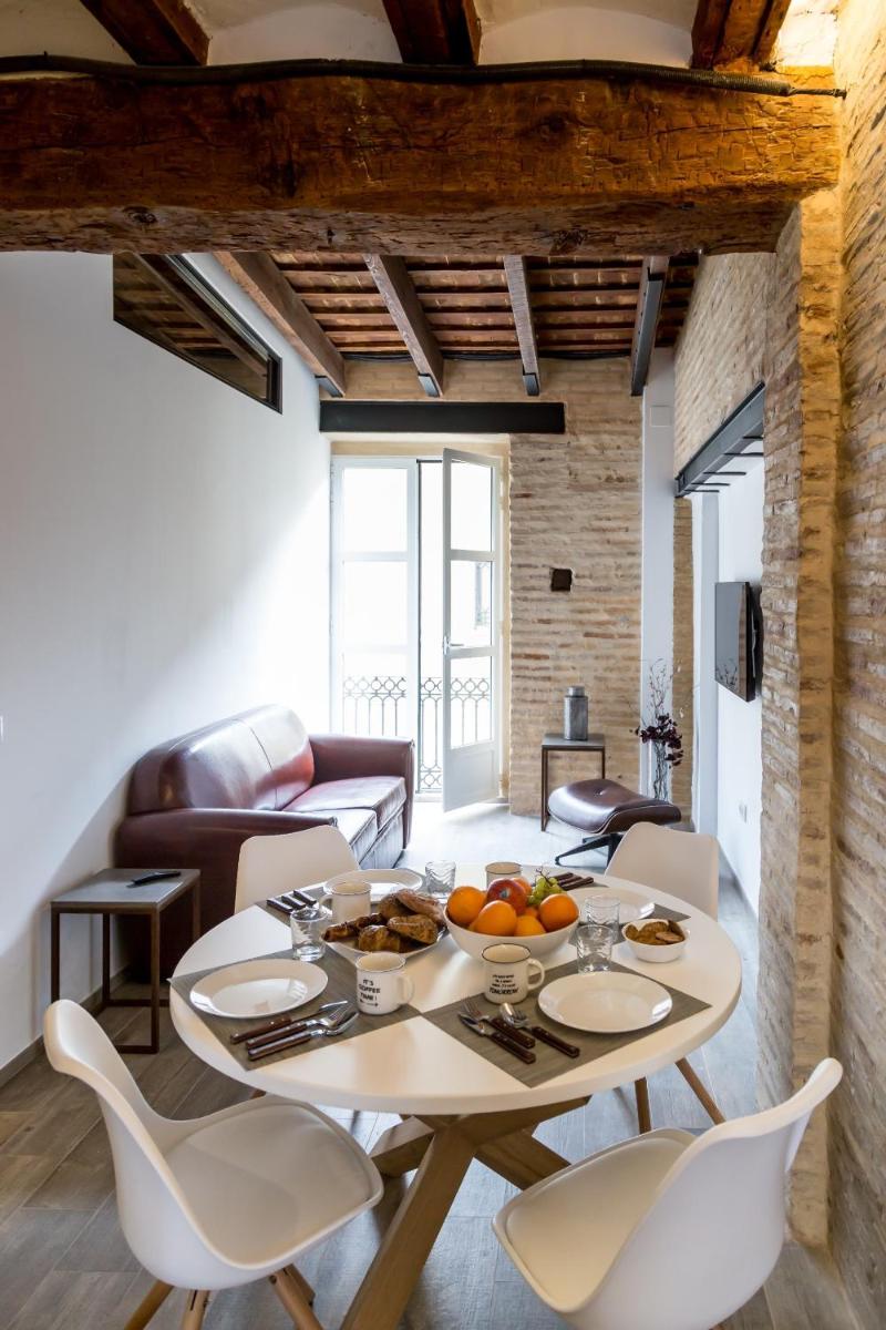 Suitetrails - FLORIT FLATS - CATHEDRAL LUXURY TERRACE FLAT 2BR 2BA AC Wifi