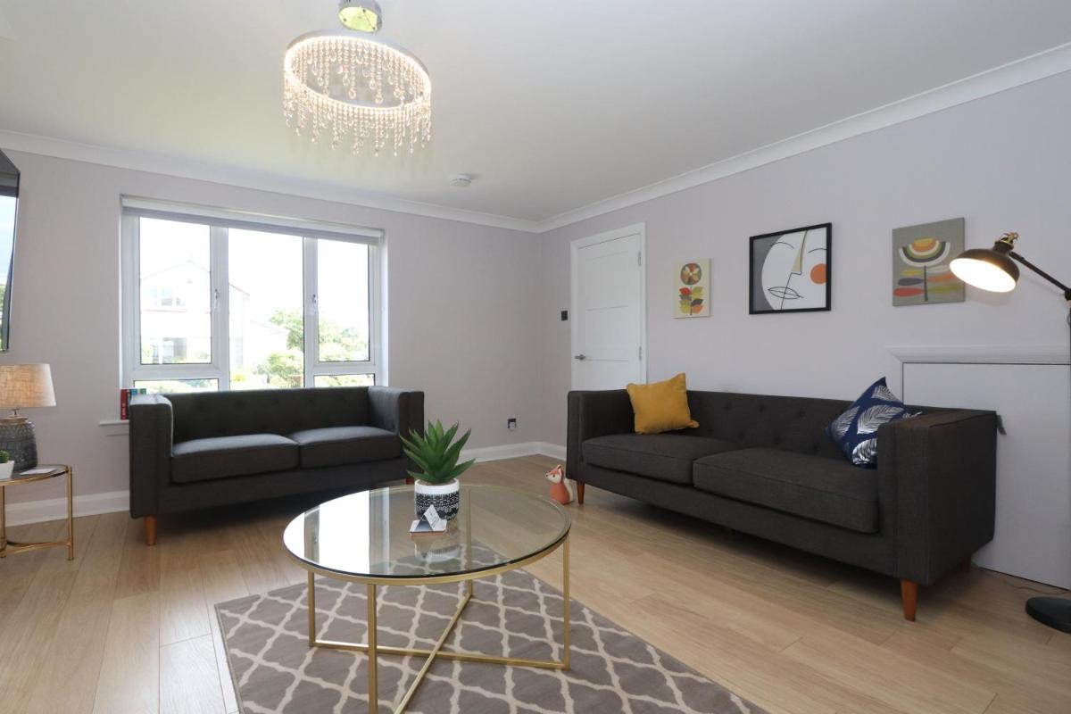 Dunfermline - Luxury 3 bedroom 2 bathroom detached house with garden - Housity