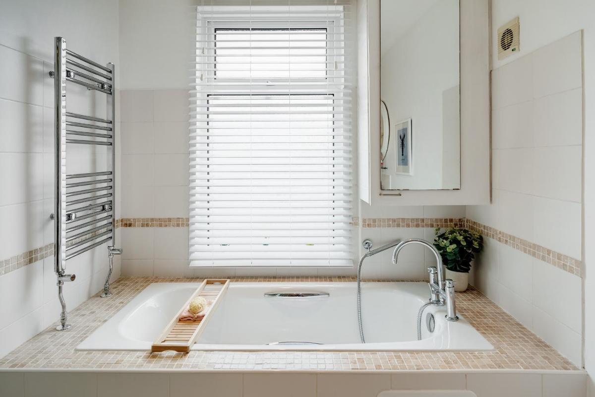 Nomi Homes - Exeter - BOOKDIRECT - Central - BEACH - WIFI - Housity