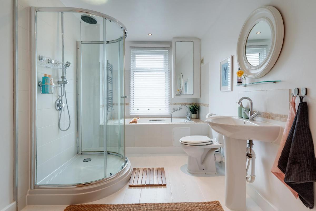 Nomi Homes - Exeter - BOOKDIRECT - Central - BEACH - WIFI - Housity
