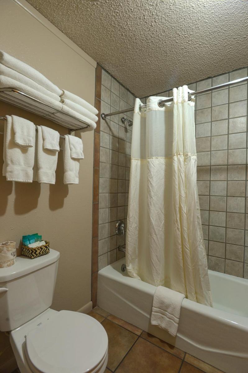 Rustic Inn - Housity