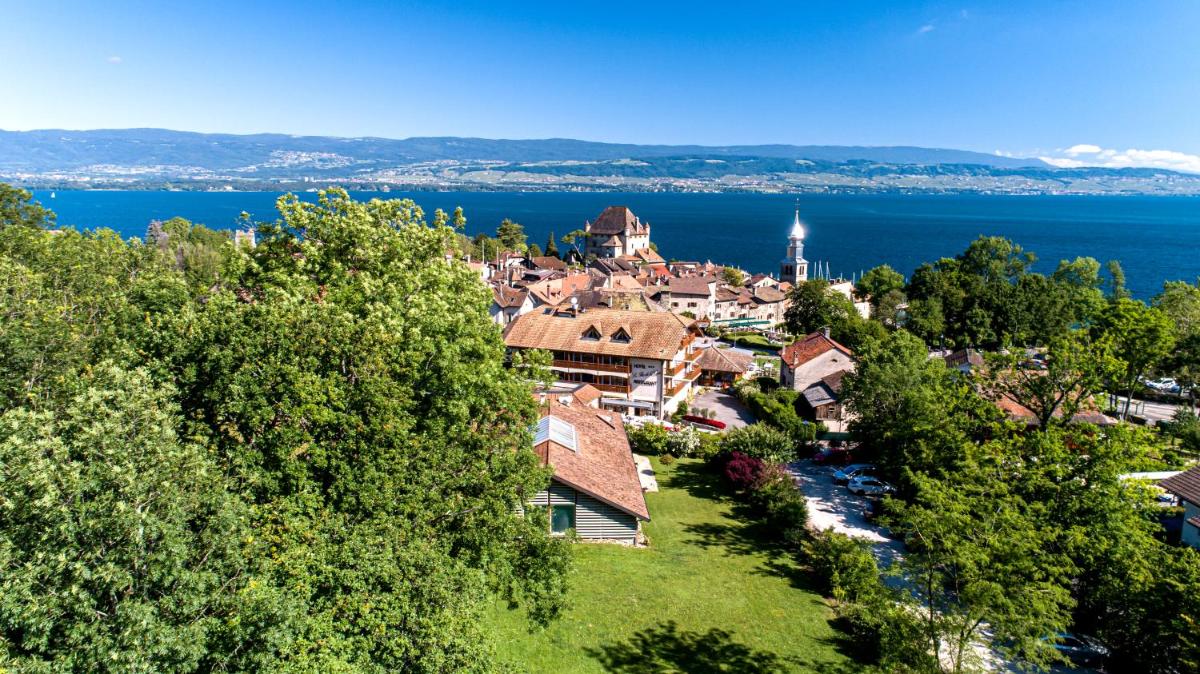 une petite ville au bord de l'eau dans l'établissement Le Pré de la Cure, à Yvoire 12 autres photos