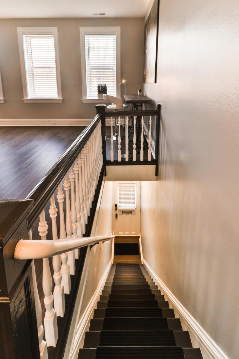 Luxury Apt w/ Spectrum Mood Lighting - Historic Cherokee Street Antique Row - Housity