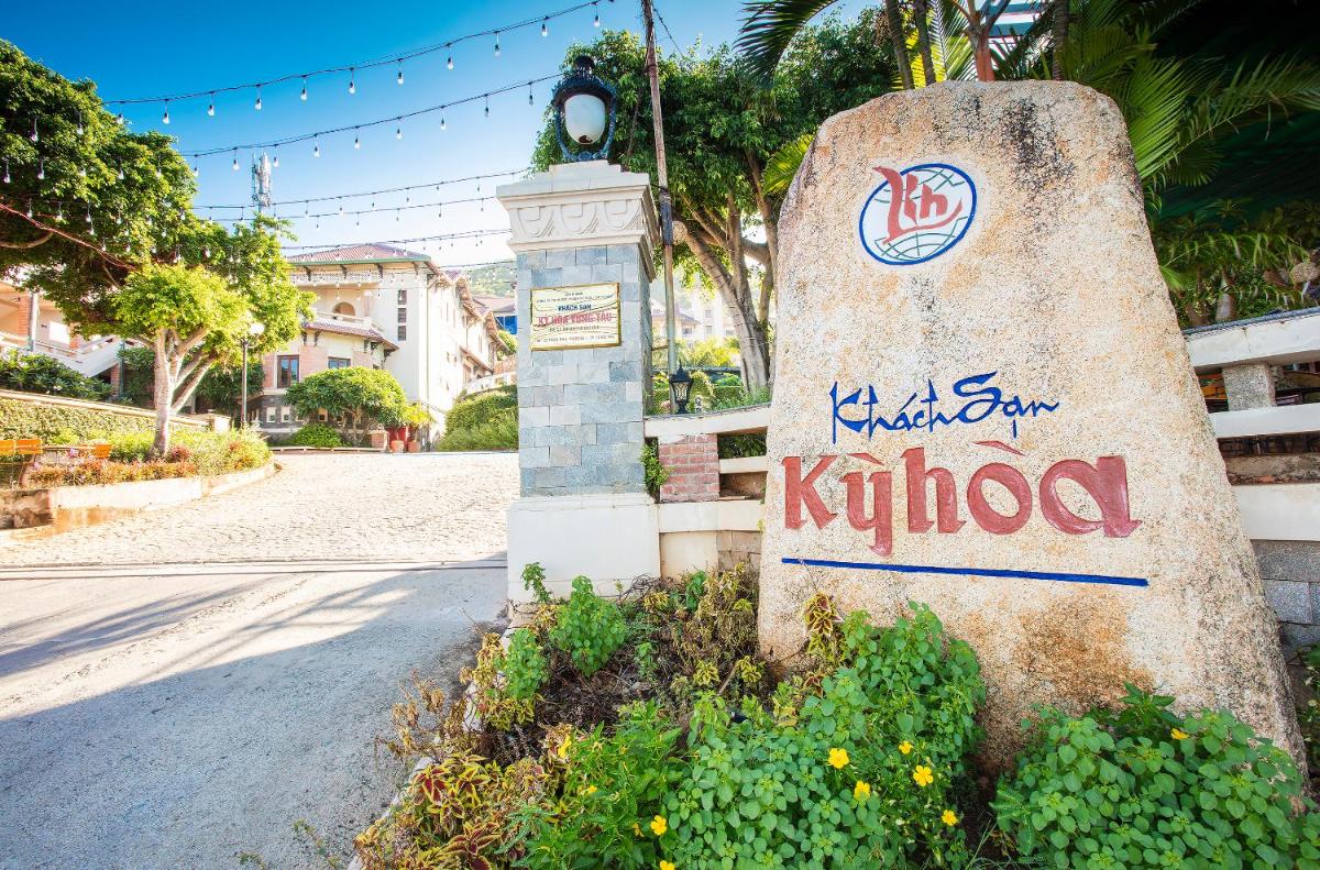 Beachfront Hotel - Housity