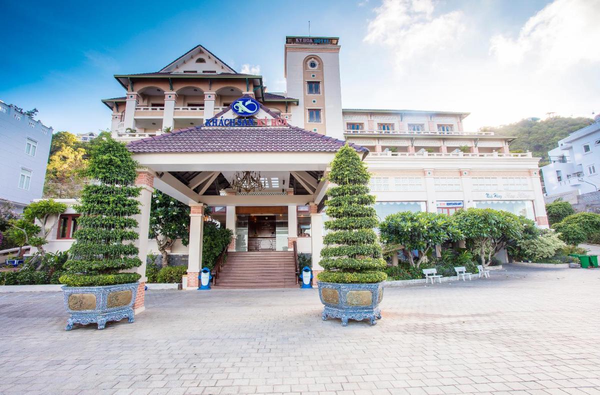Beachfront Hotel - Housity