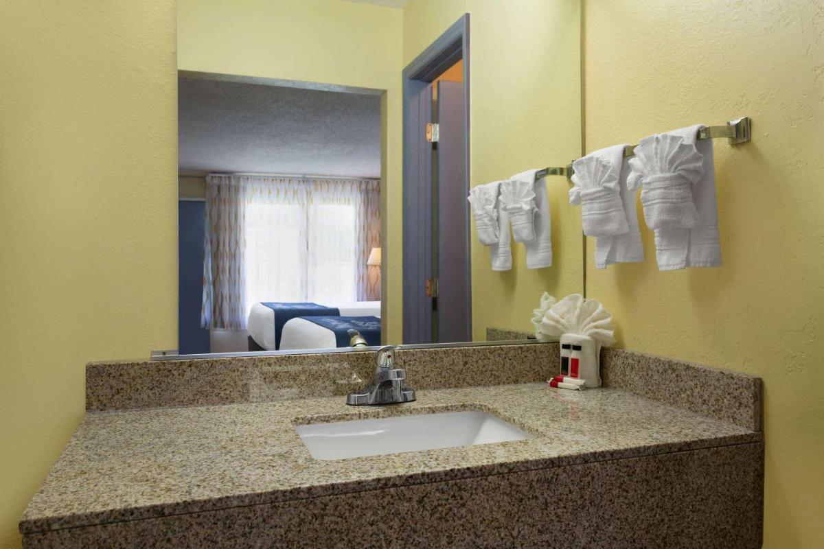 Days Inn by Wyndham Greensboro Airport - Housity