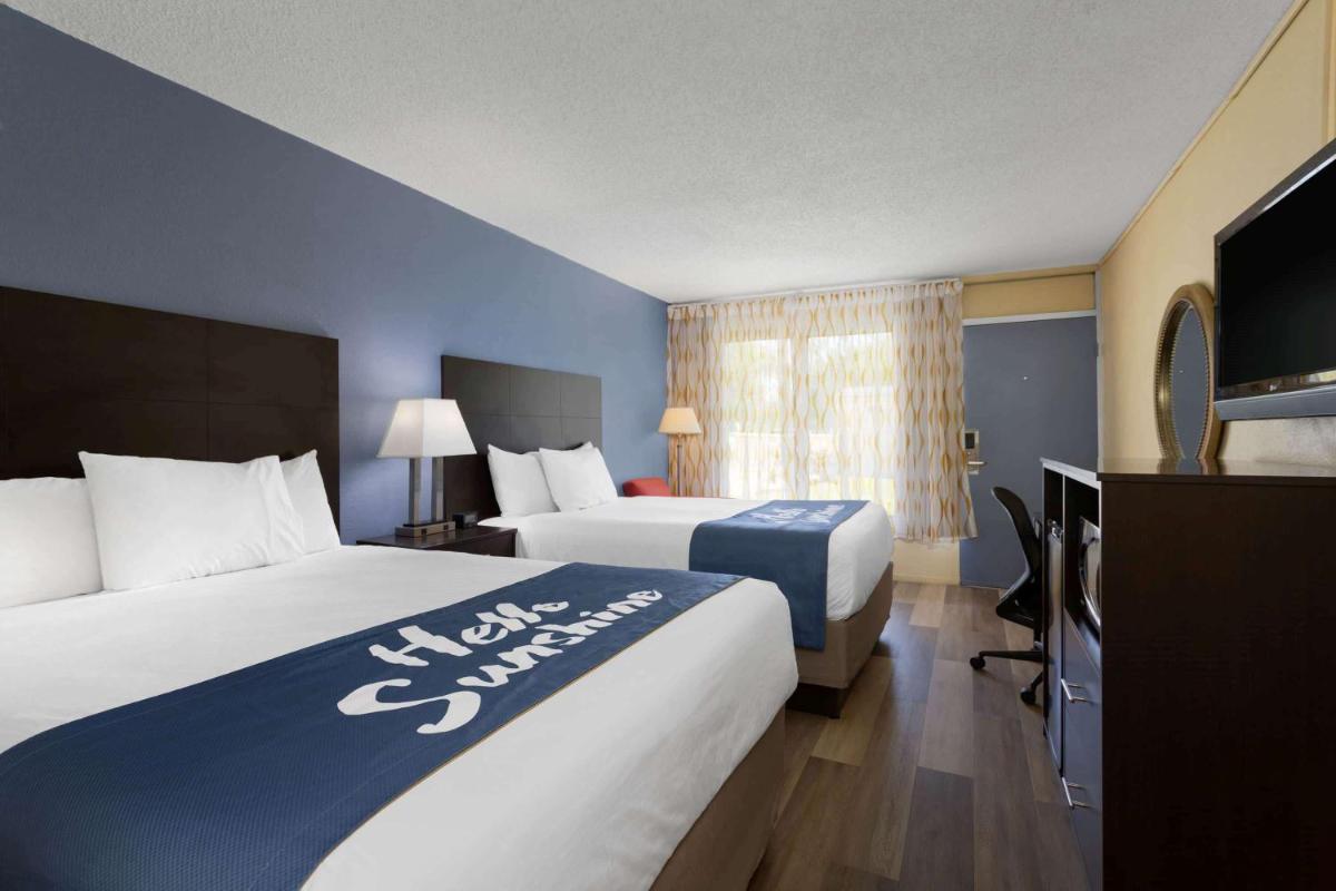 Days Inn by Wyndham Greensboro Airport - Housity