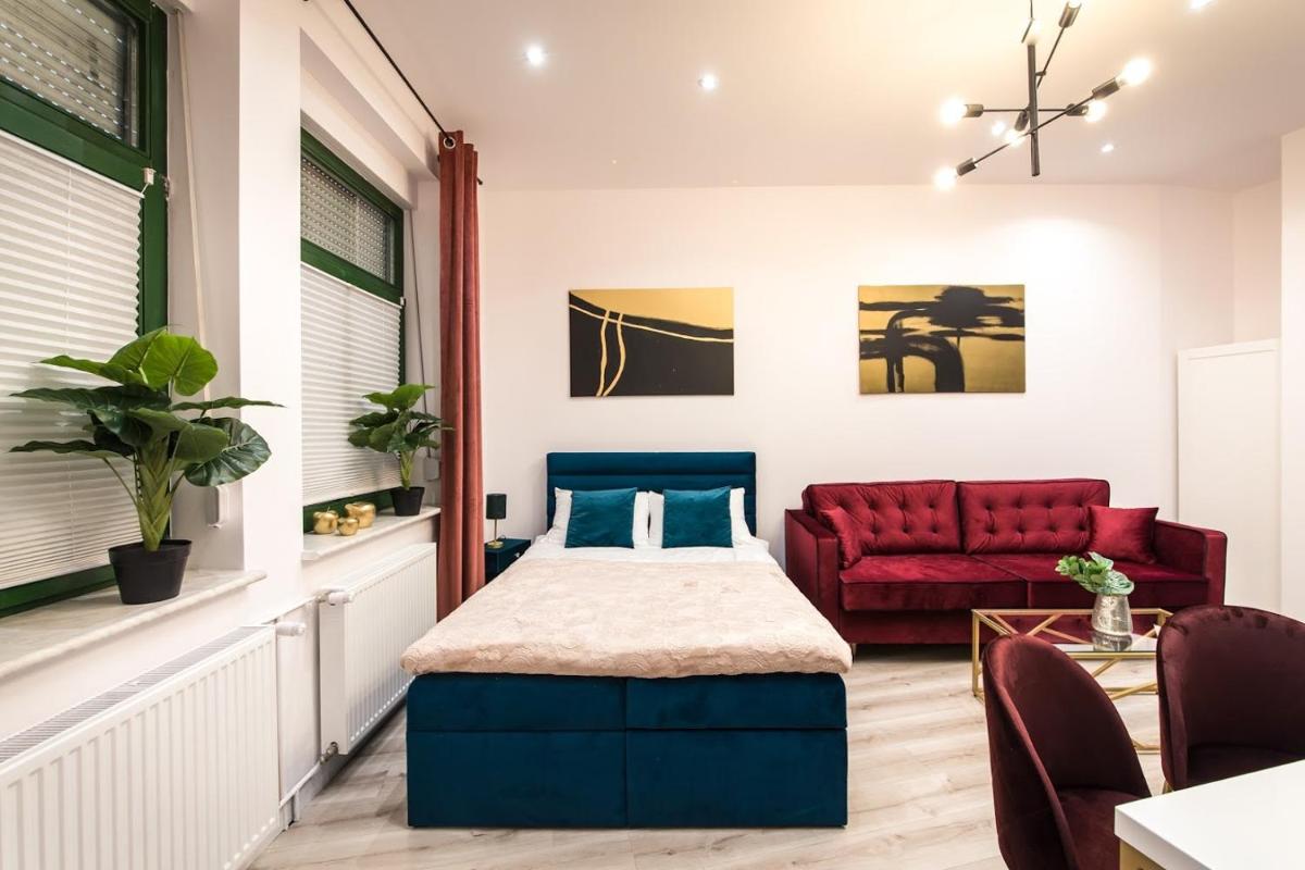 Golden Moonlight - Housity