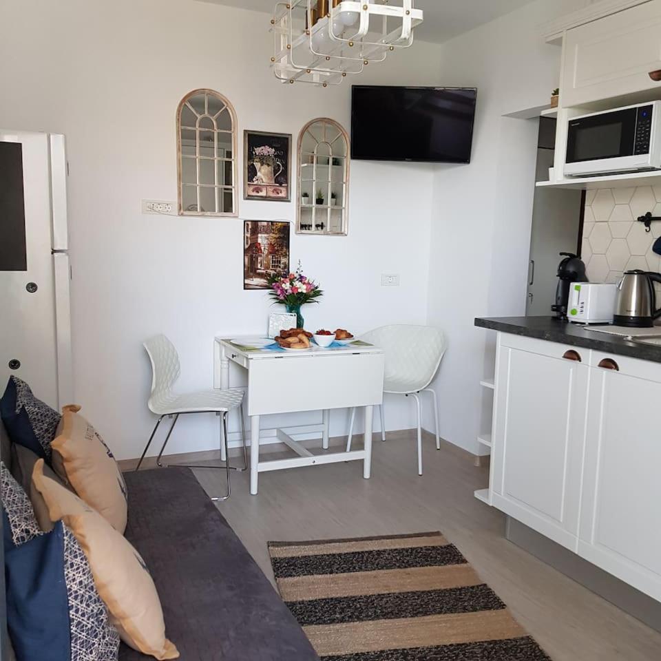 New cosy 1BR ap, 3 min walk to Eros beach Navodari - Housity