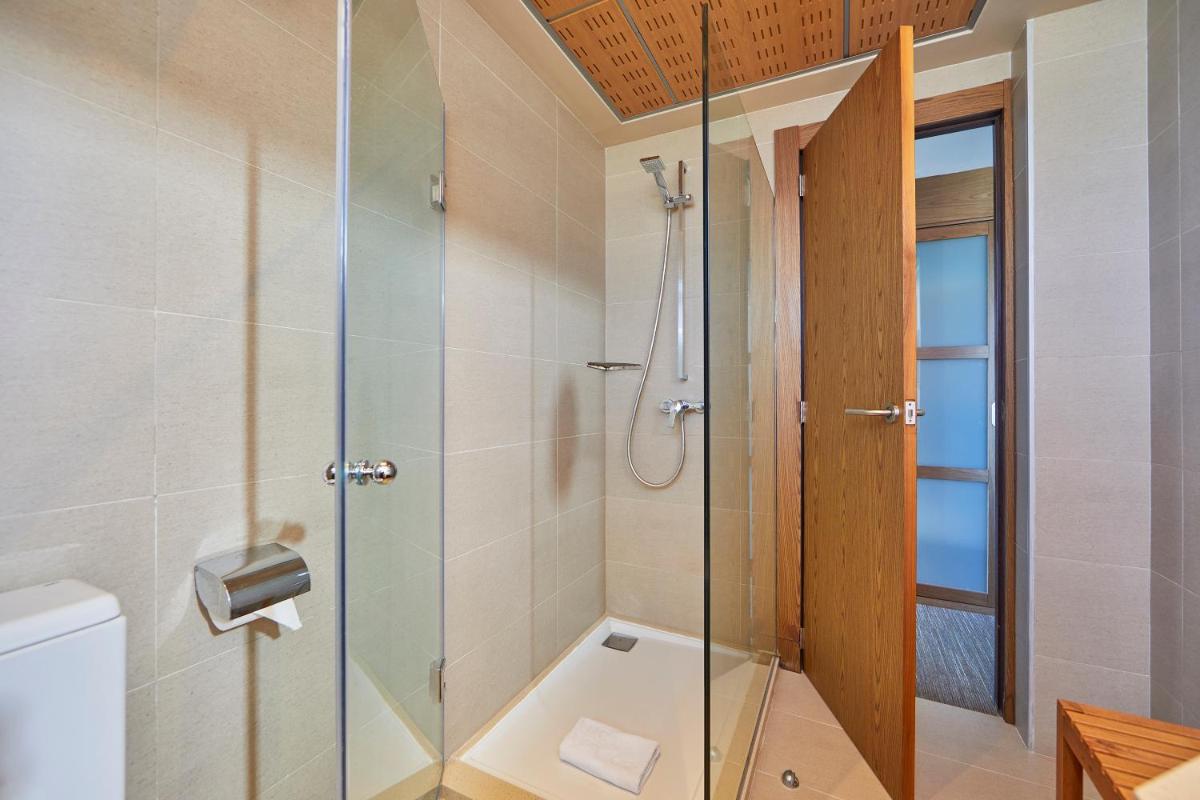 Un baño de Hotel Playa Golf - Adults Only