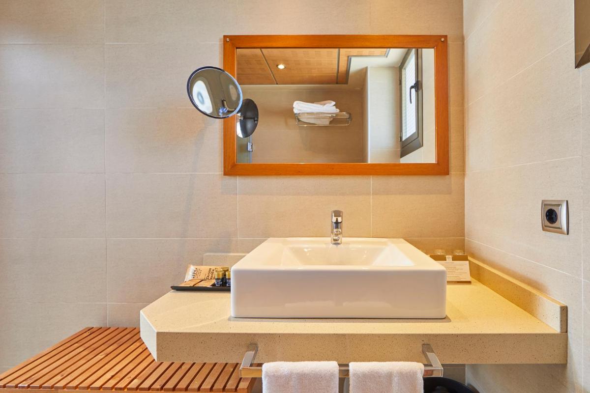 Un baño de Hotel Playa Golf - Adults Only